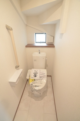 【トイレ】 | 綾瀬市寺尾釜田２丁目　新築戸建て　全２棟【仲介手数料無料】 | １階
