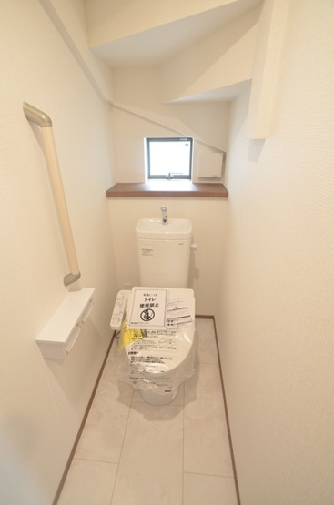 【トイレ】 | 綾瀬市寺尾釜田２丁目　新築戸建て　全２棟【仲介手数料無料】 | １階
