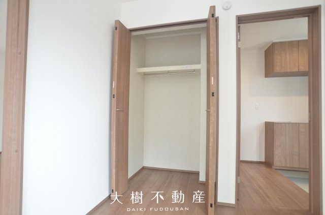 【洋室】 | 綾瀬市寺尾釜田２丁目　新築戸建て　全２棟【仲介手数料無料】 | 1階　洋室1（5.0帖）クローゼット
