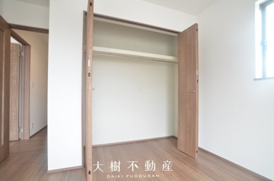 【洋室】 | 綾瀬市寺尾釜田２丁目　新築戸建て　全２棟【仲介手数料無料】 | 2階　洋室3（6.06帖）クローゼット