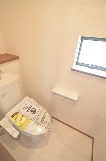 【トイレ】 | 綾瀬市寺尾釜田２丁目　新築戸建て　全２棟【仲介手数料無料】 | ２階