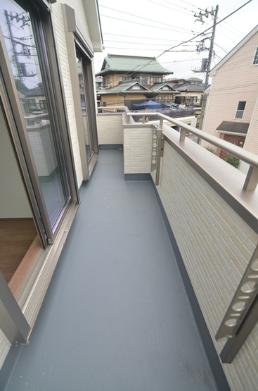 【バルコニー】 | 綾瀬市寺尾釜田２丁目　新築戸建て　全２棟【仲介手数料無料】