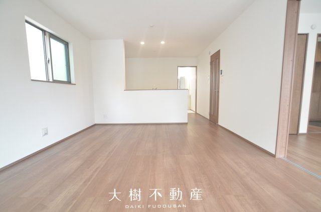 【居間・リビング】 | 綾瀬市寺尾釜田２丁目　新築戸建て　全２棟【仲介手数料無料】