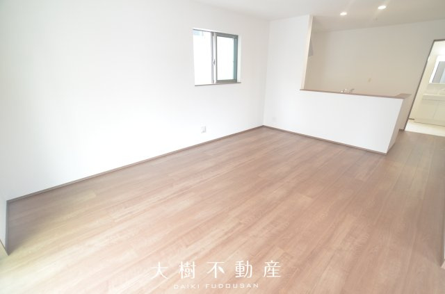【居間・リビング】 | 綾瀬市寺尾釜田２丁目　新築戸建て　全２棟【仲介手数料無料】