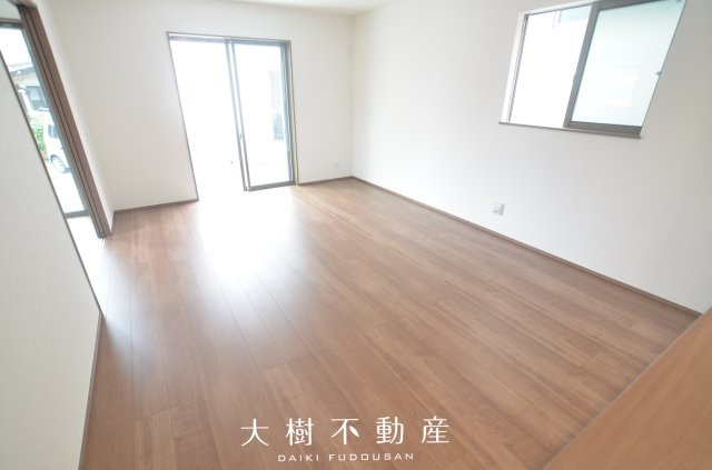 【居間・リビング】 | 綾瀬市寺尾釜田２丁目　新築戸建て　全２棟【仲介手数料無料】