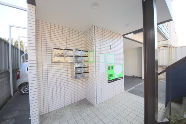マキシム平城山のエントランス