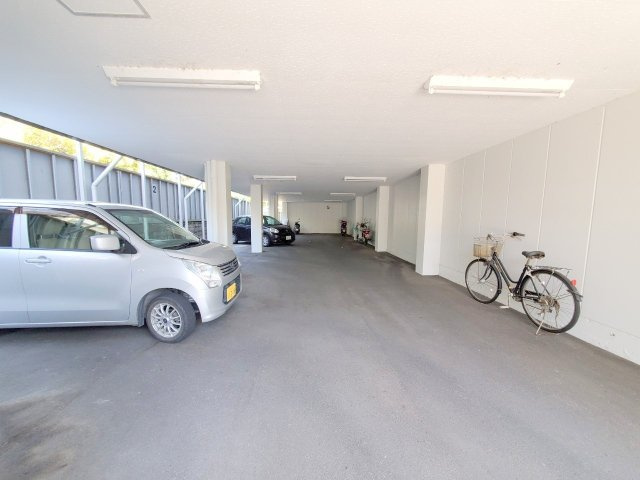マキシム平城山の駐車場