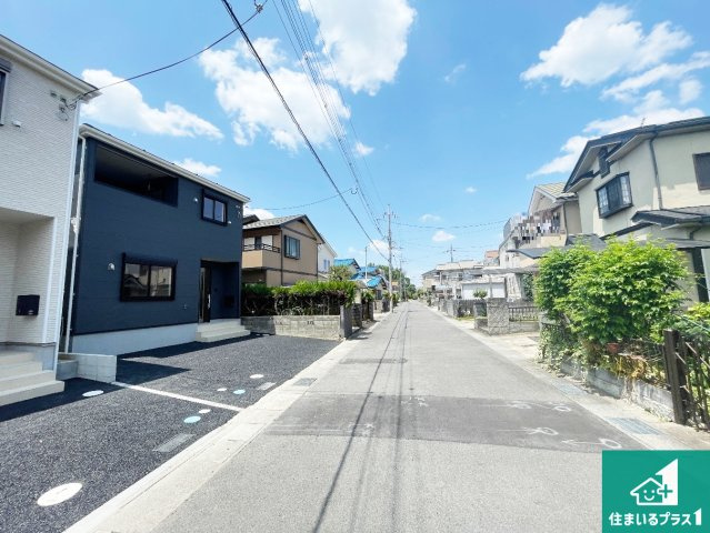 ★1(土)2(日)現地見学可能！★城陽市寺田市ノ久保　第6期　新築一戸建ての前面道路含む現地写真|周辺は閑静な住宅街！前面道路広々で車の出し入れも便利です。駐車が苦手な方でも安心して車庫入れできます！