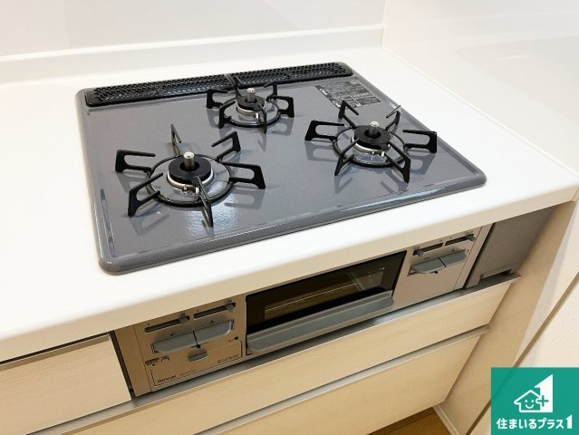明石市魚住町西岡　新築一戸建ての設備|ダブル高火力Ｓｉセンサー付きコンロ！３口あるので、まとめて料理をする時も大活躍！