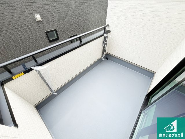明石市魚住町西岡　新築一戸建てのバルコニー|南側に面したバルコニーですので明るい日差しを取り込み洗濯物をしっかり乾かしてくれます。
