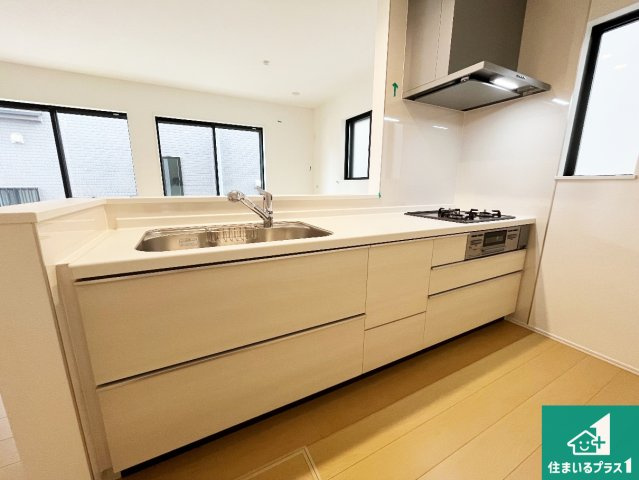 明石市魚住町西岡　新築一戸建てのキッチン|リビングと統一感があり、使い勝手のいいキッチン。広々としているので、二人並んで作業が出来ちゃいます。お子様と一緒に色々なお料理に挑戦できるスペースがあります。