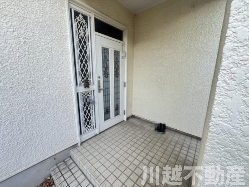 プライベートガーデンとテラスのある家のエントランス|大型の庇のあるエントランスなので、雨の日の出入りもラク