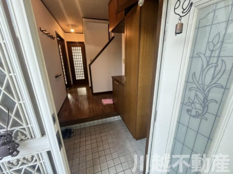 プライベートガーデンとテラスのある家の玄関|毎日通る玄関はこちらです