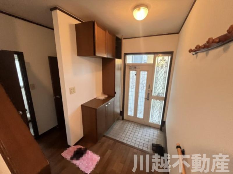 プライベートガーデンとテラスのある家の玄関|収納もある玄関です