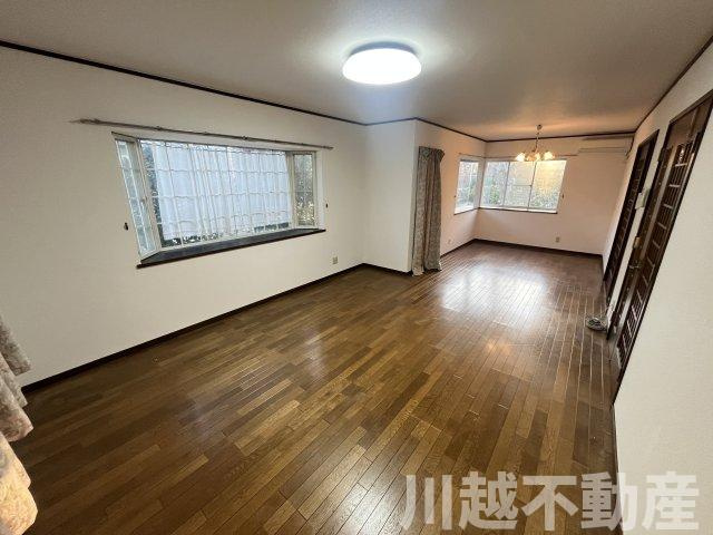 プライベートガーデンとテラスのある家の居間・リビング|16帖の広さで開放的なリビングダイニング