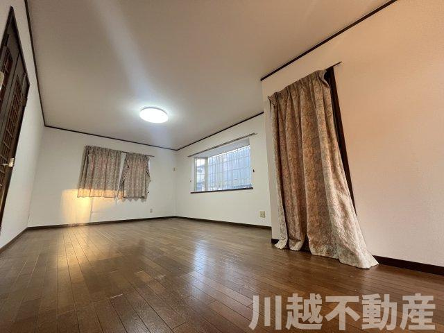 プライベートガーデンとテラスのある家の居間・リビング|ゆったりとしたリビングです