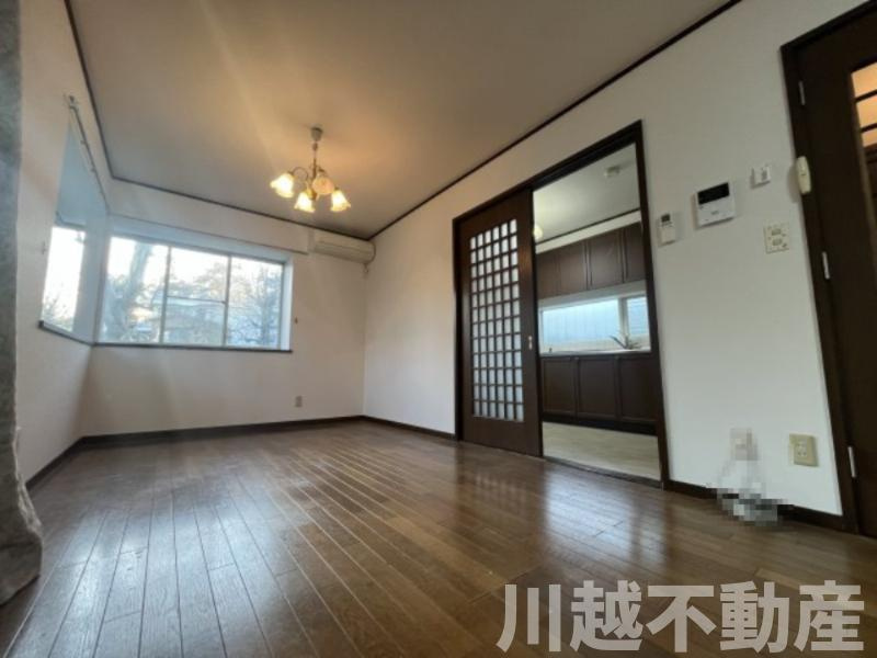 プライベートガーデンとテラスのある家のダイニング|大きなダイニングテーブルが置ける６帖大の大きさです