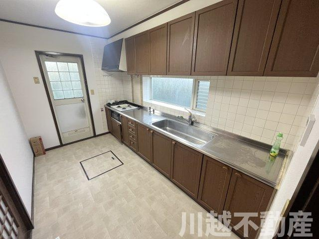 プライベートガーデンとテラスのある家のキッチン|お料理しやすいキッチンです