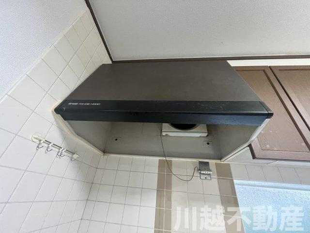 プライベートガーデンとテラスのある家のキッチン|しっかり煙とにおいを外に排気できる大型レンジフード