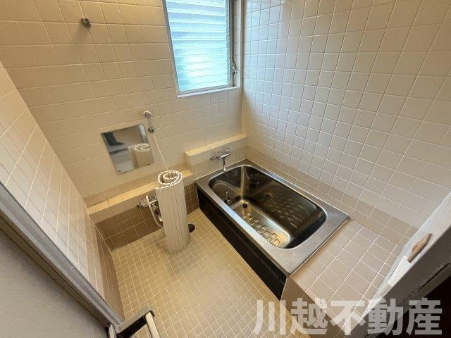 プライベートガーデンとテラスのある家の浴室|落ち着いた空間のお風呂です