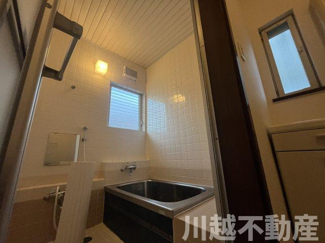 プライベートガーデンとテラスのある家の浴室|ルーバー窓からの光が嬉しい明るいお風呂