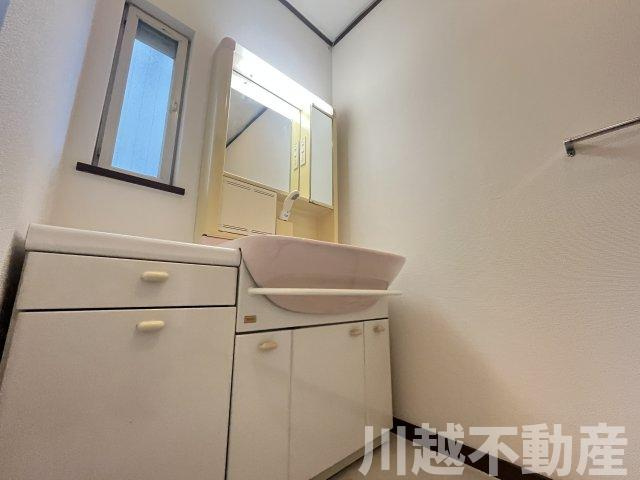 プライベートガーデンとテラスのある家の独立洗面台|朝の支度にも助かる、独立の洗髪洗面化粧台