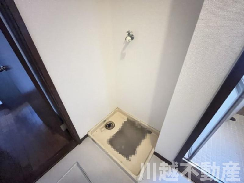 プライベートガーデンとテラスのある家のランドリースペース|室内に用意されたランドリースペース