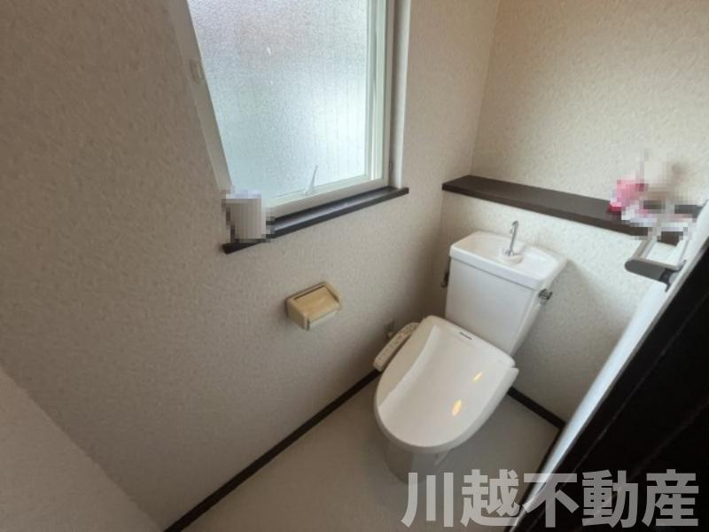 プライベートガーデンとテラスのある家のトイレ|清潔感のあるトイレです