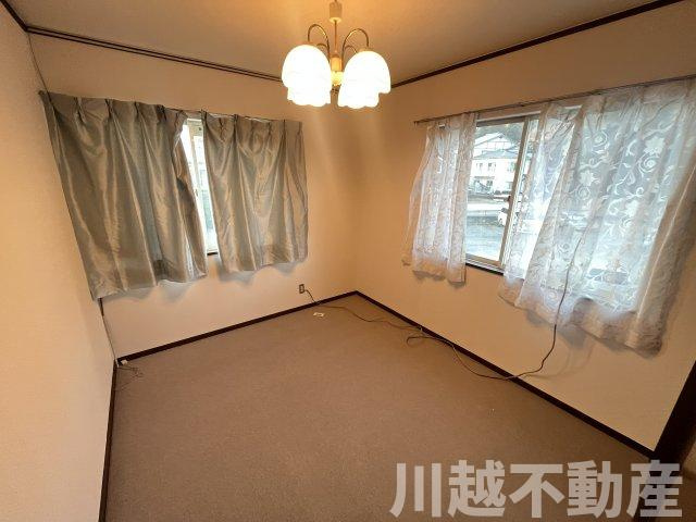 プライベートガーデンとテラスのある家の洋室|2階5.3帖の洋室、じゅうたん仕上げ