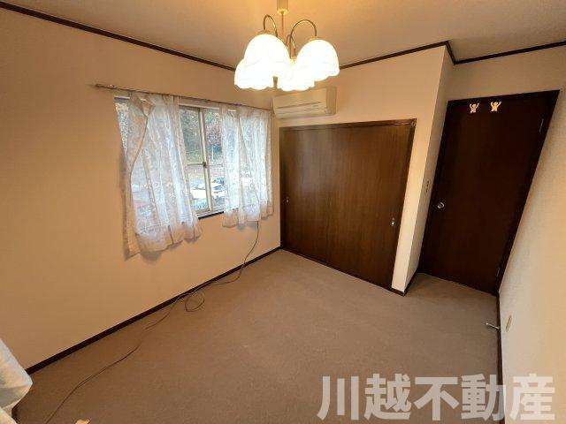 プライベートガーデンとテラスのある家の洋室|2階5.3帖の洋室、じゅうたん仕上げ