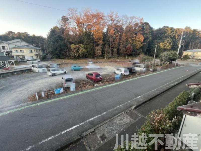 プライベートガーデンとテラスのある家の展望|2階5.3帖の北側の窓からの眺望