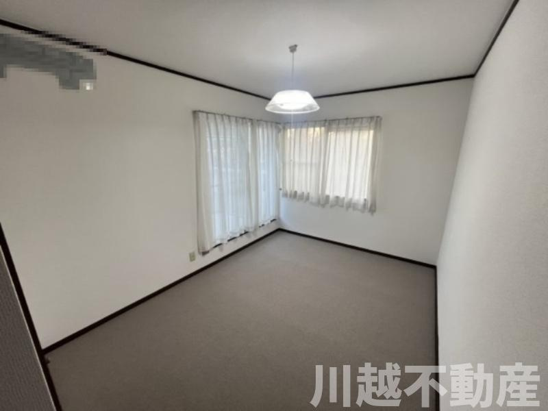 プライベートガーデンとテラスのある家の洋室|2階6.5帖の洋室は、増設したバルコニーを利用できます