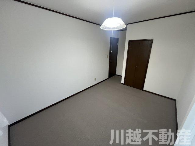 プライベートガーデンとテラスのある家の洋室|2階6.5帖の洋室は、増設したバルコニーを利用できます