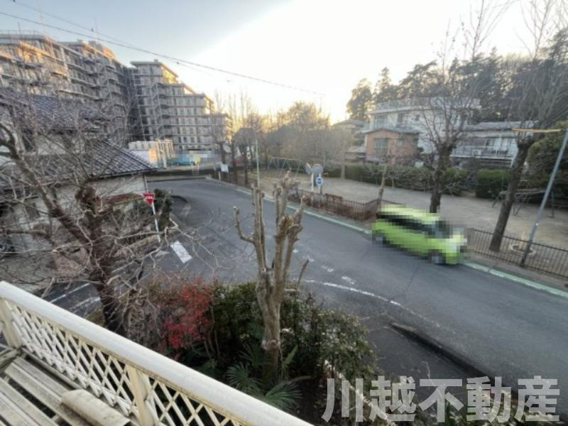 プライベートガーデンとテラスのある家の展望|2階6.5帖の西側の窓からの眺望、隣の公園を一望できます