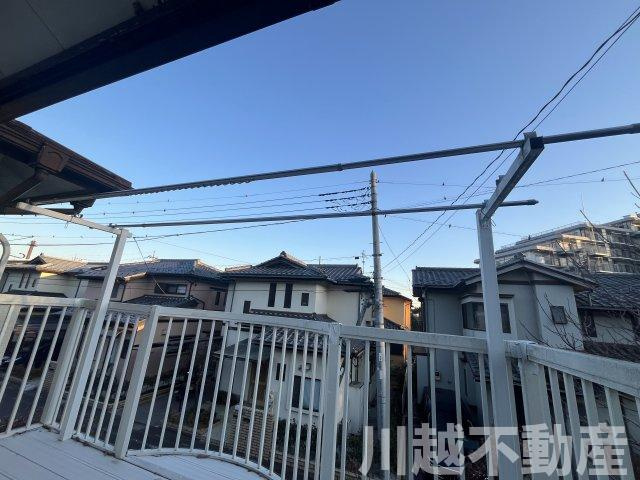 プライベートガーデンとテラスのある家のバルコニー|お洗濯にも便利なバルコニー付き