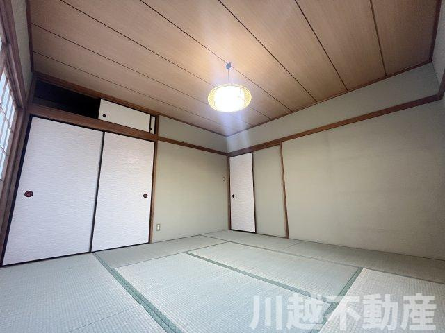 プライベートガーデンとテラスのある家の和室|2階に設けられた落ち着きのある8帖和室