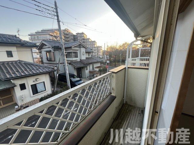 プライベートガーデンとテラスのある家のバルコニー|2階の８帖和室から利用できるバルコニー