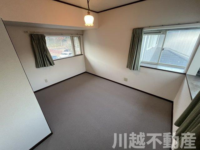 プライベートガーデンとテラスのある家の洋室|下り天井とコーナー出窓のある２階6.3帖洋室