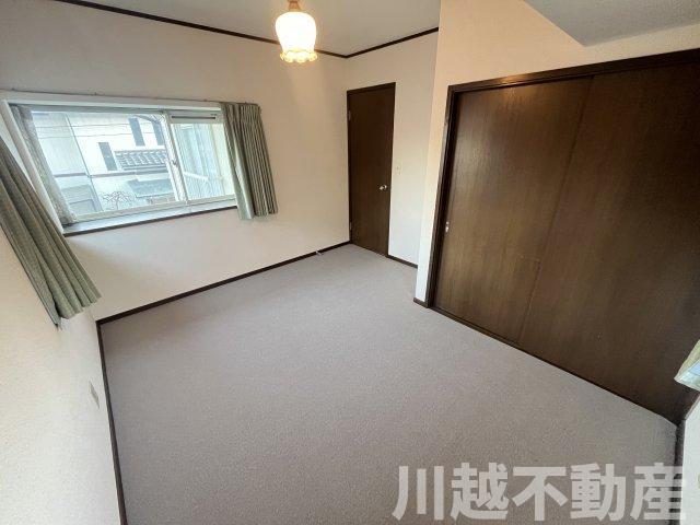 プライベートガーデンとテラスのある家の洋室|下り天井とコーナー出窓のある２階6.3帖洋室