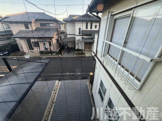 プライベートガーデンとテラスのある家の展望|2階6.3帖洋室のコーナー出窓からの眺望