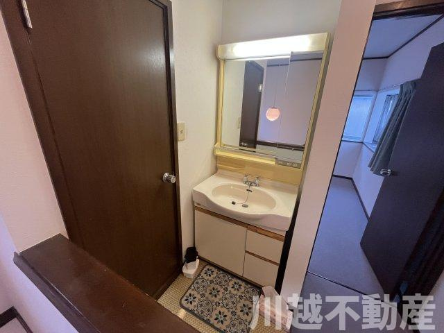 プライベートガーデンとテラスのある家の独立洗面台|2階にも専用の独立洗面台があるので、朝の身支度がラク