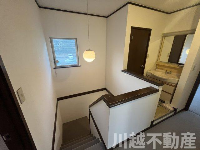 プライベートガーデンとテラスのある家の内装|広々とした2階のホール