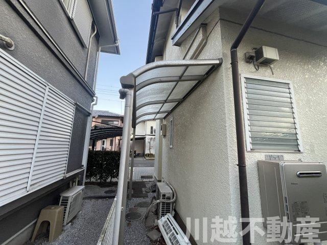 プライベートガーデンとテラスのある家のその他|1階のエントランス奥にはテラス屋根があるので雨の日も安心