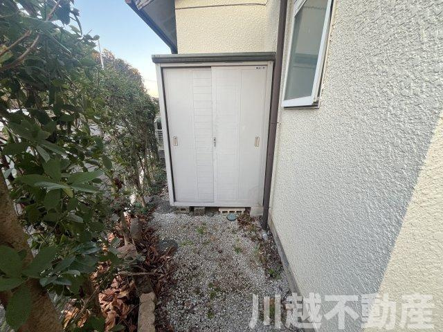 プライベートガーデンとテラスのある家のその他|敷地北側のデッドスペースには物置を設置