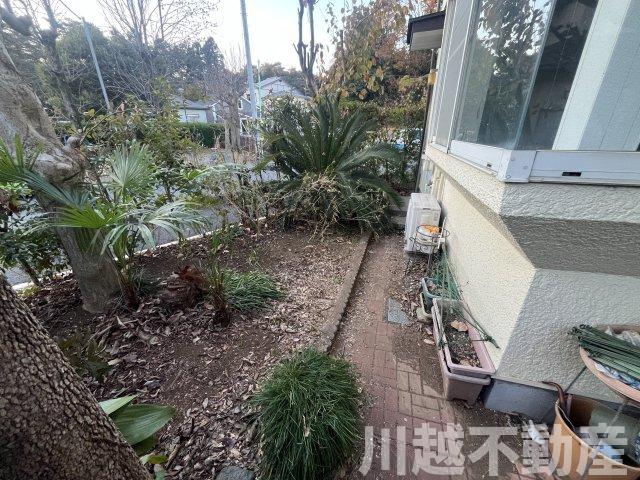 プライベートガーデンとテラスのある家の庭|敷地西側のプライベートガーデン