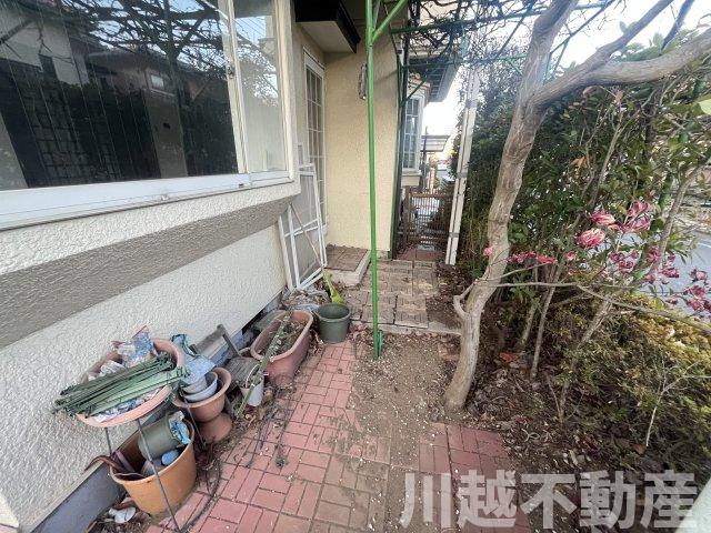 プライベートガーデンとテラスのある家の庭|ダイニング前に設けられたテラス空間