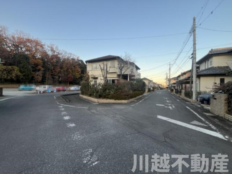 プライベートガーデンとテラスのある家の前面道路含む現地写真|前面道路含む現地写真です