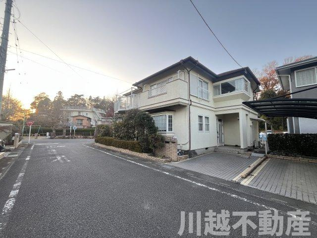 プライベートガーデンとテラスのある家の前面道路含む現地写真|前面道路含む現地写真です