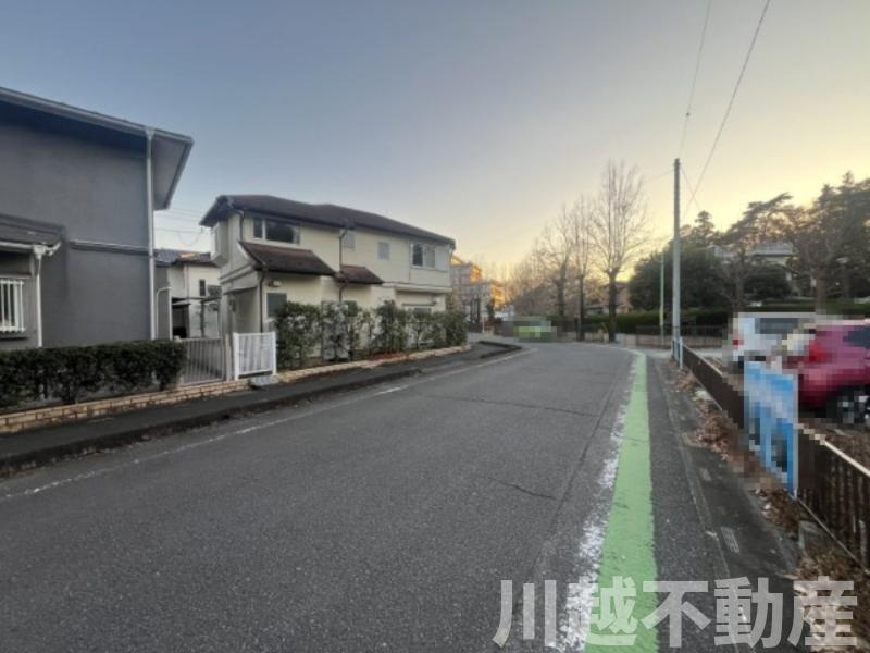 プライベートガーデンとテラスのある家の前面道路含む現地写真|前面道路含む現地写真です