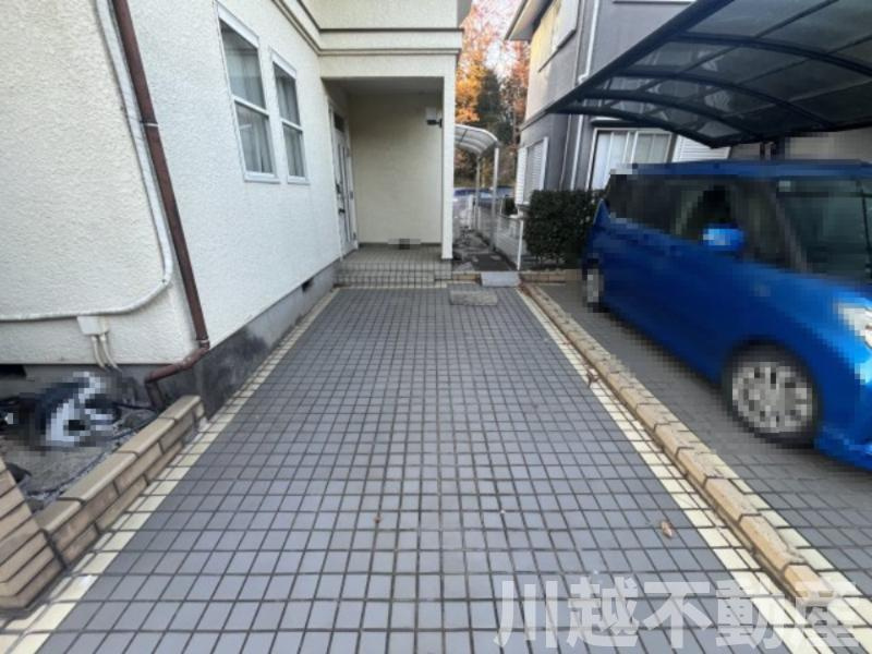 プライベートガーデンとテラスのある家の駐車場|カースペースがあります